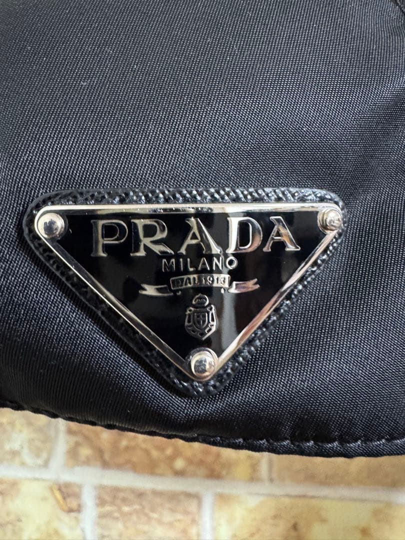 PRADA ブラック ベースボールキャップ