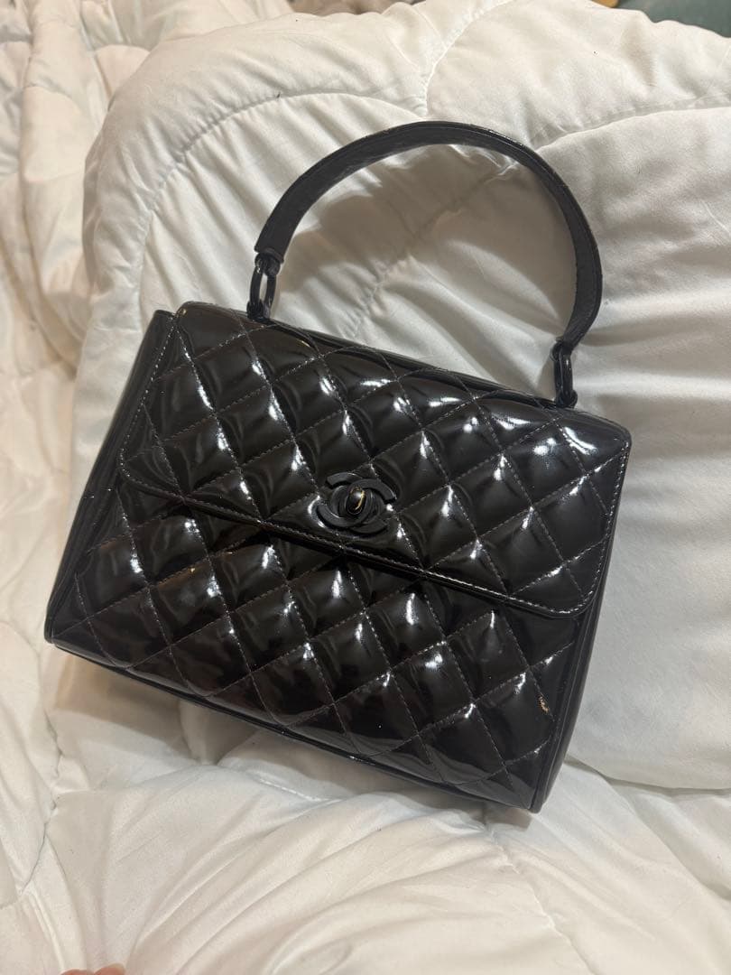 Chanel ブラック エナメル キルティング ハンドバッグ