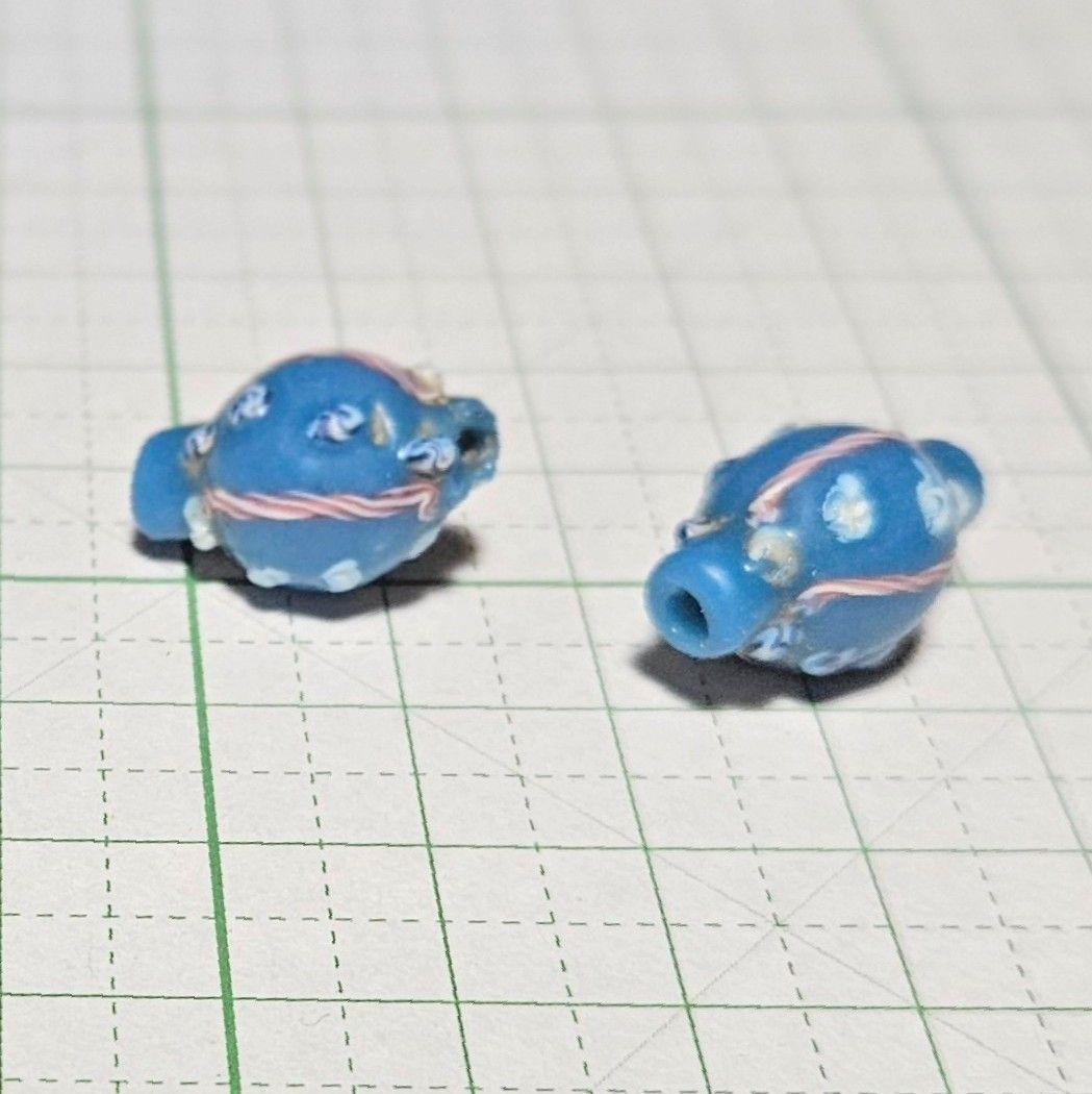 変わり紡錘型とんぼ玉　アンティーク　水色　２個