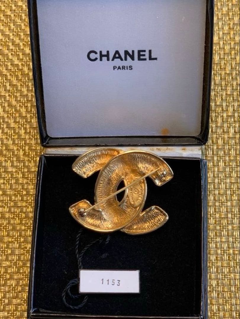 CHANEL ロゴブローチ 1153