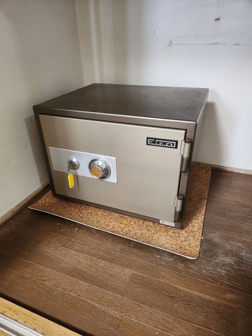 Eiko 金庫 鍵付き、4枚ダイヤル式 収納力抜群