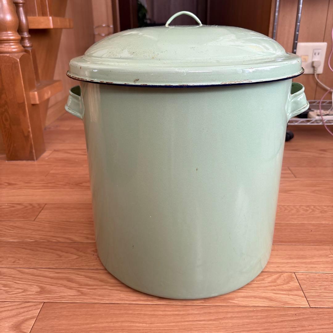 大容量　薄緑ホーロー蓋付き容器