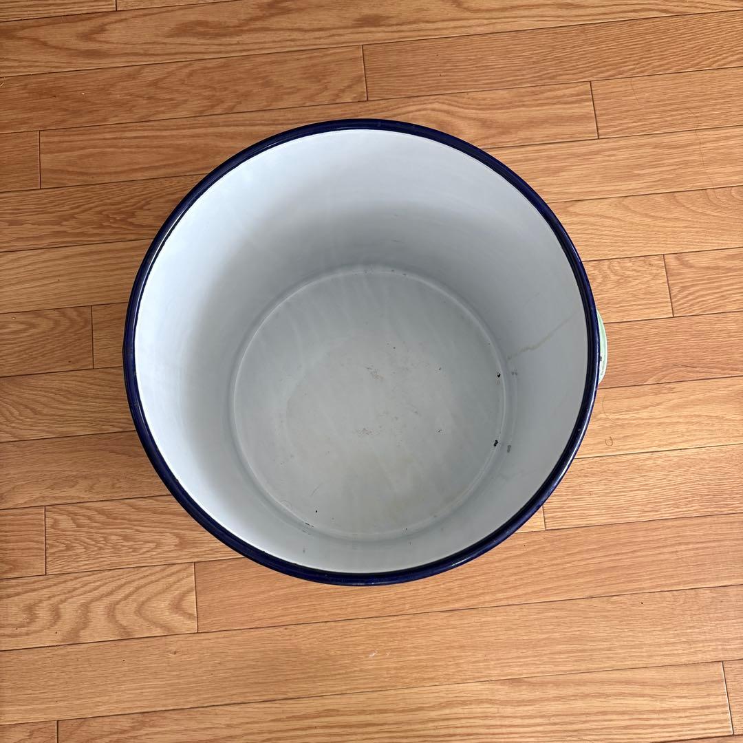 大容量　薄緑ホーロー蓋付き容器