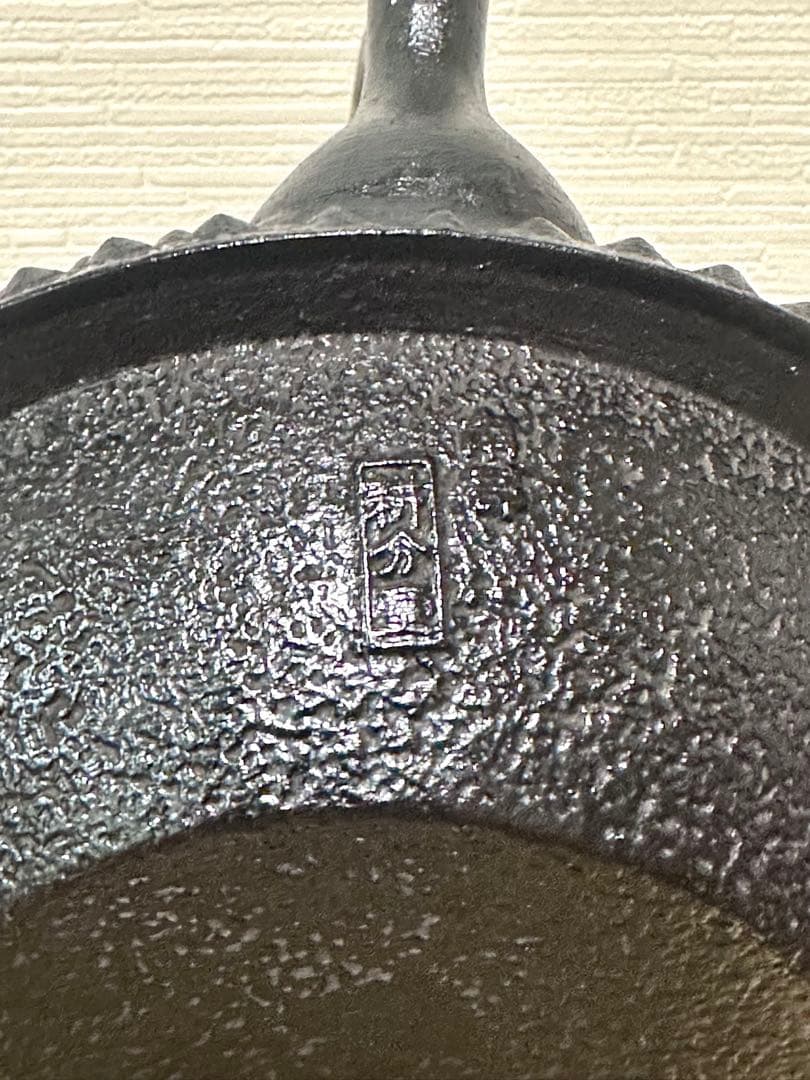 新品、栞、タグ付　南部文秀堂販売 南部耕分堂造　千鳥型アラレ　南部鉄瓶　南部鉄器