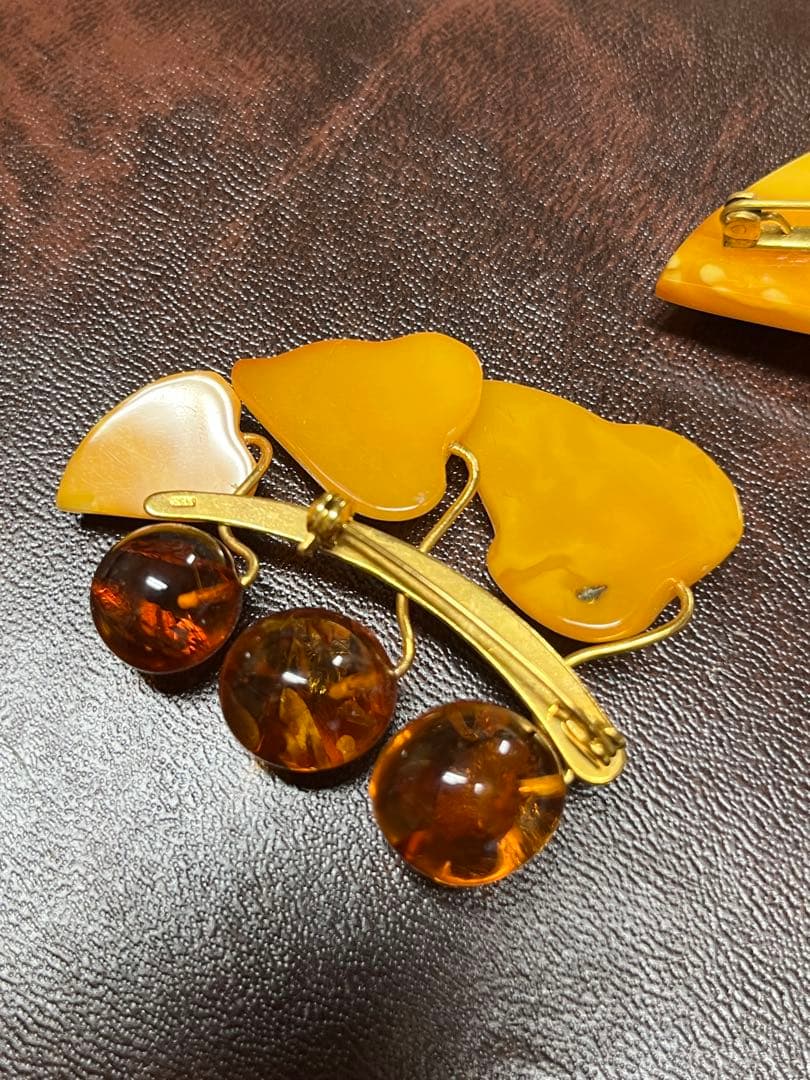 ロイヤルアンバー ブローチ 2個