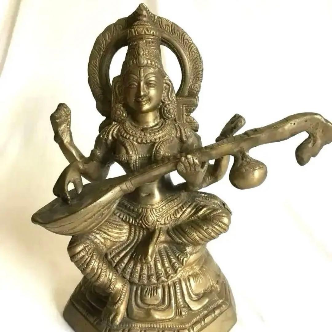 真鍮製サラスワティ知識の女神。最も美しく輝く顔を持つ