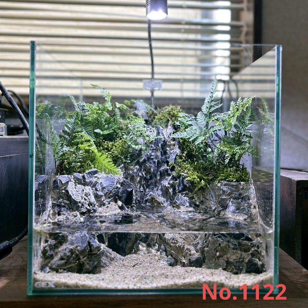 滝の流れるアクアテラリウム　No.1122