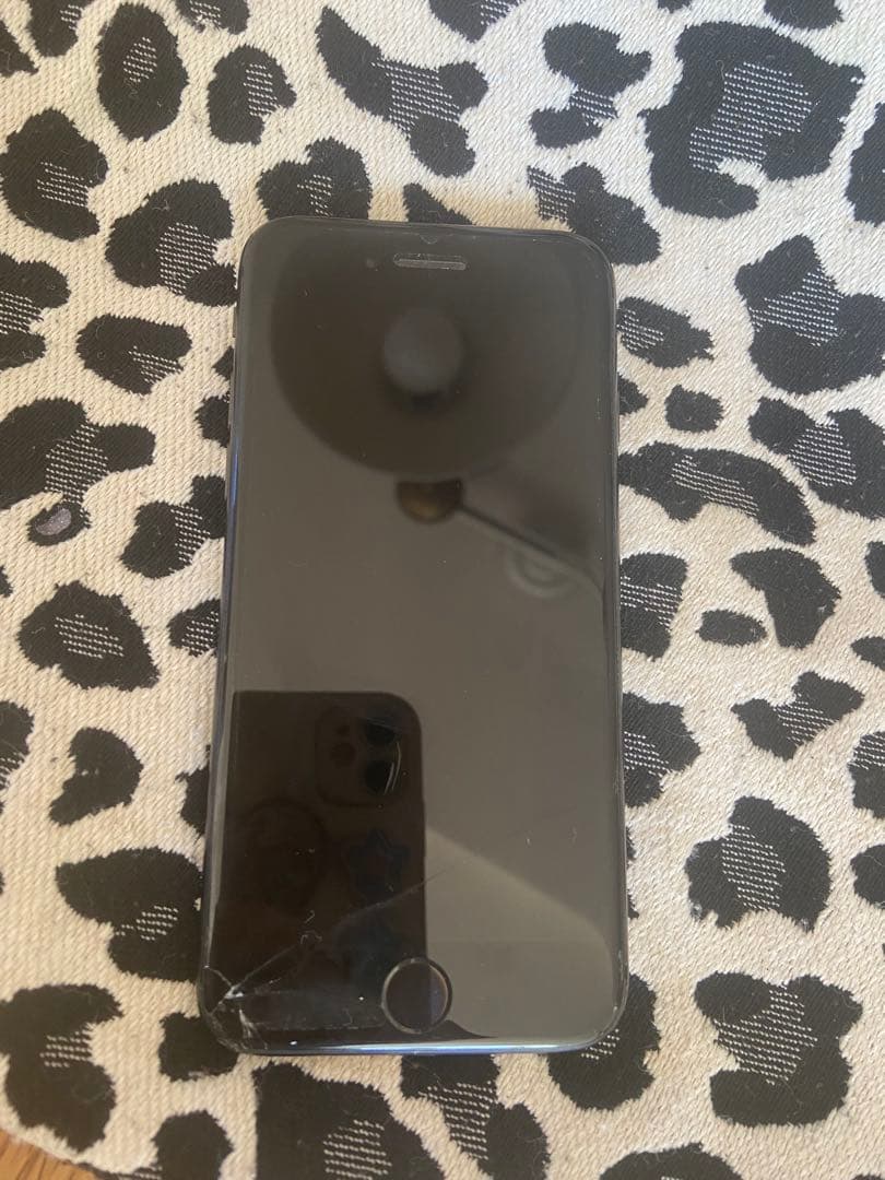 Apple iPhone 8本体　画面割れあり