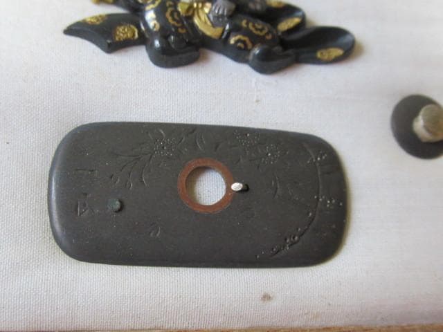 未使用 江戸後期◆金工『中川一匠』刀装具 表:武士像 裏(留め具)桜風景片切彫り