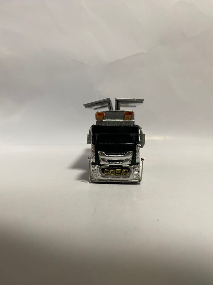 トミカ　ギガ　ウイング車