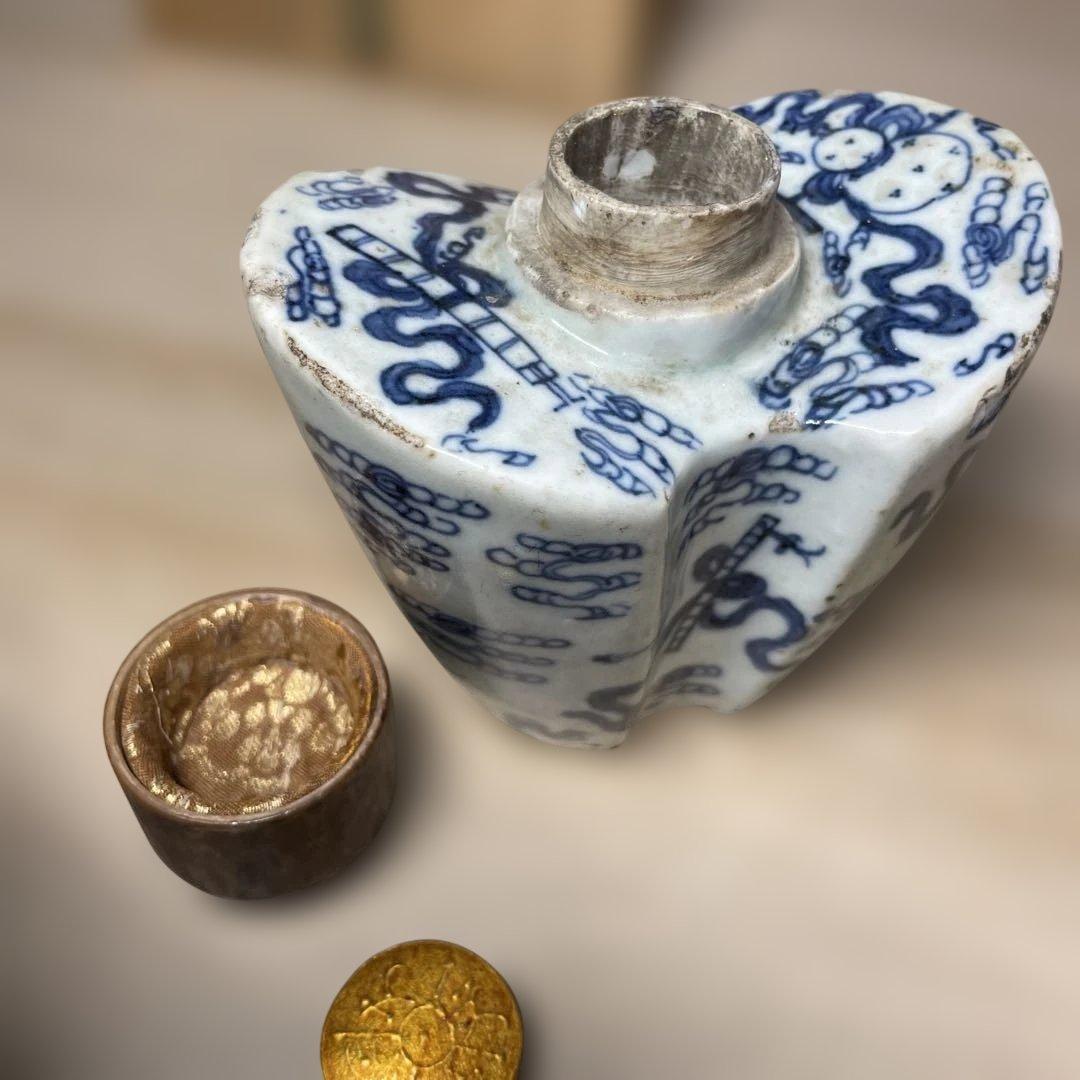 古染付分銅型茶壷　箱付