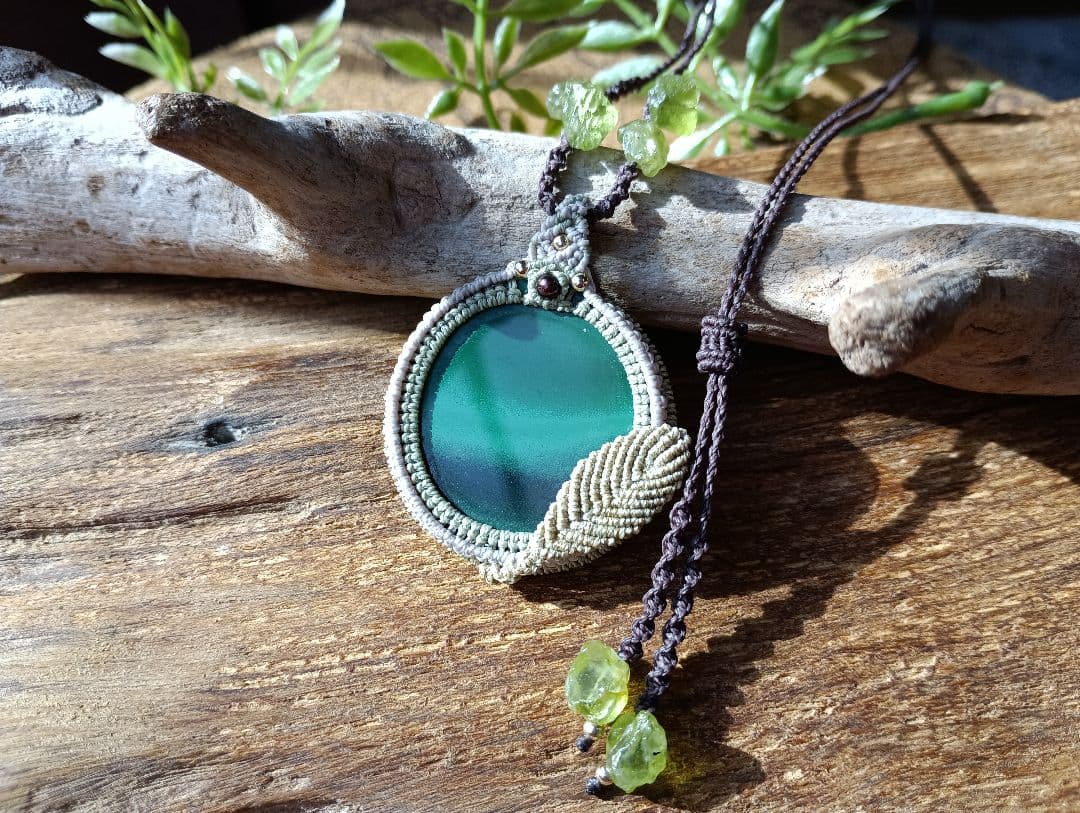 『森の賢者が見守る泉』　天然メノウ石のマクラメネックレス