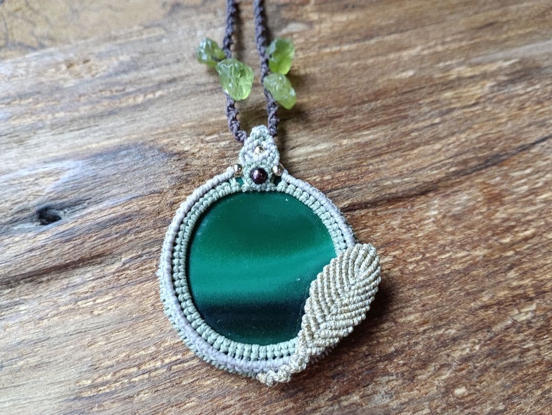 『森の賢者が見守る泉』　天然メノウ石のマクラメネックレス