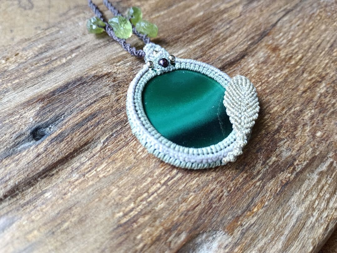 『森の賢者が見守る泉』　天然メノウ石のマクラメネックレス