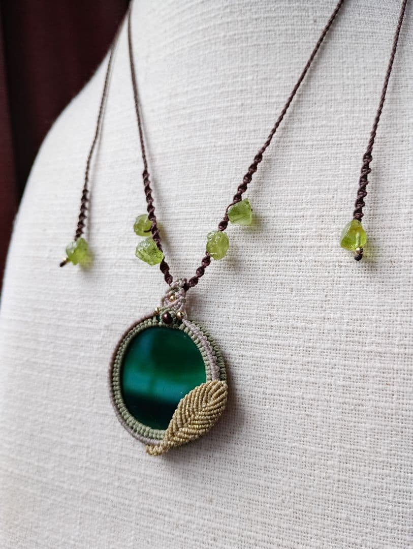 『森の賢者が見守る泉』　天然メノウ石のマクラメネックレス