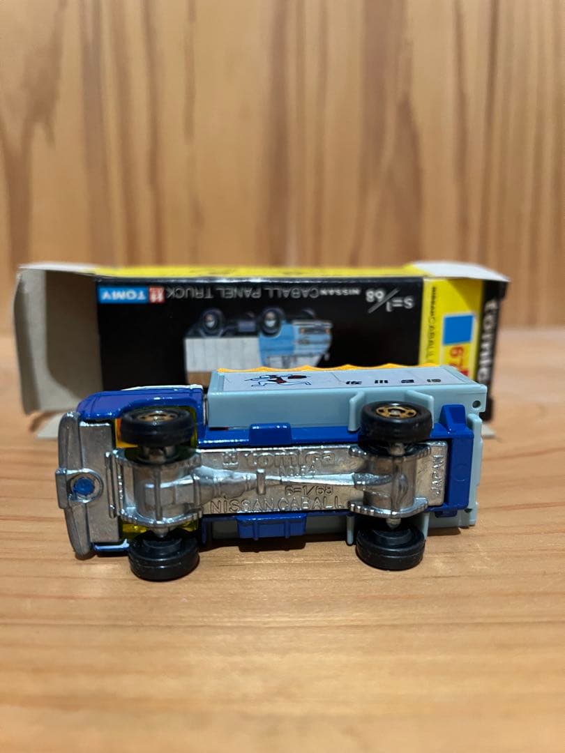 黒箱トミカ 67 ニッサンキャブオールパネルトラック