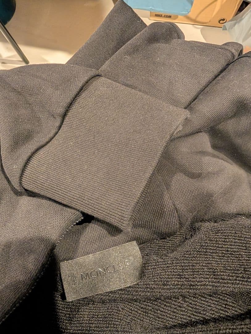 【限定値下げ】MONCLER ブラック フード付きパーカー　M