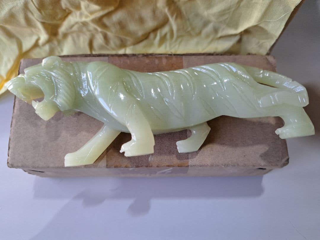 翡翠の虎の彫刻 約15cm
