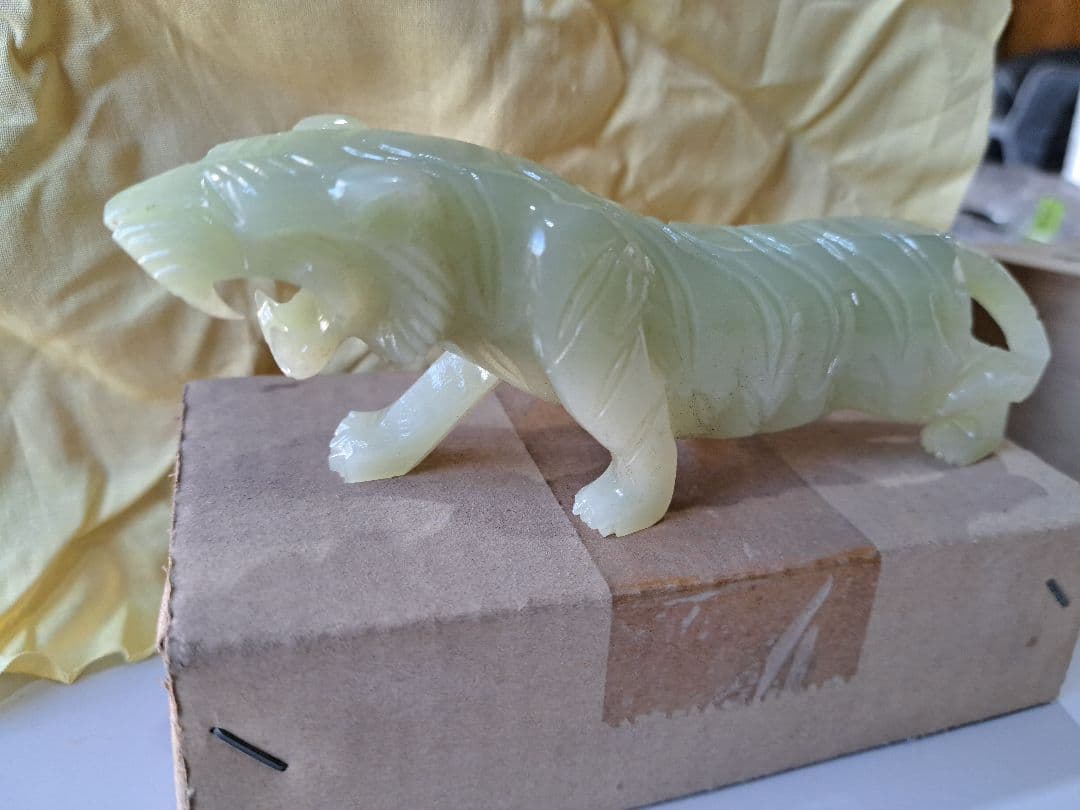 翡翠の虎の彫刻 約15cm