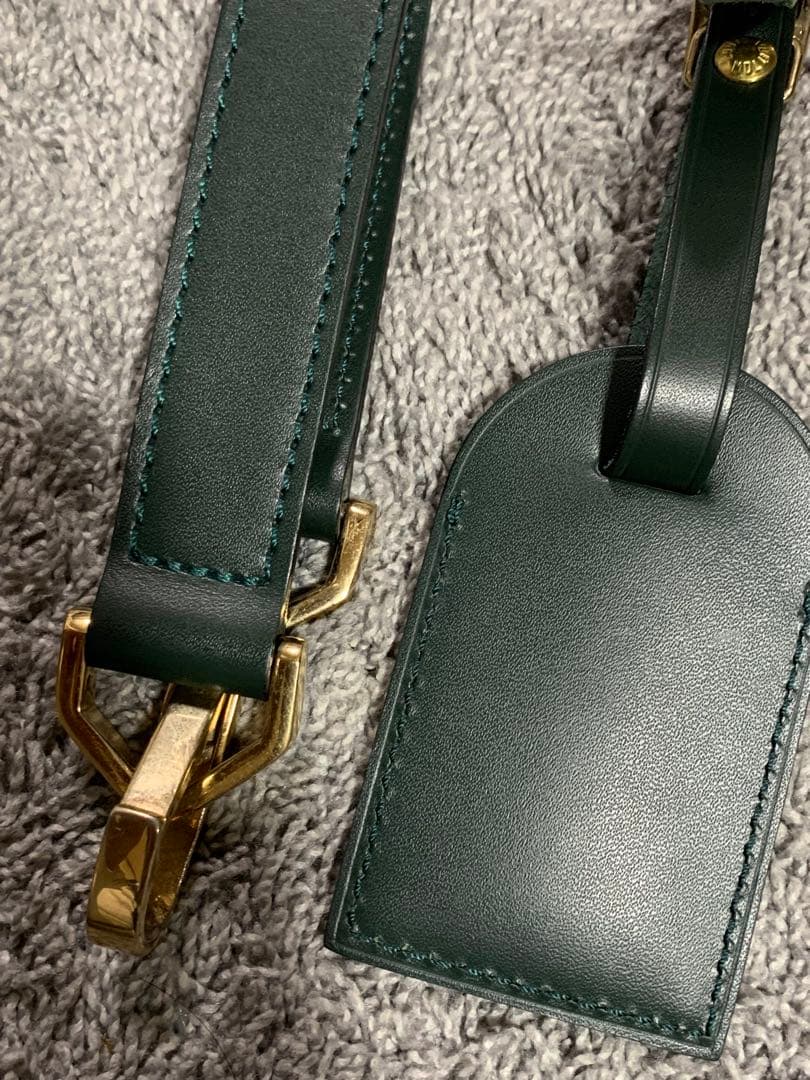 LOUIS VUITTON ネームタグ ダークグリーン。美品。希少。超おすすめ。