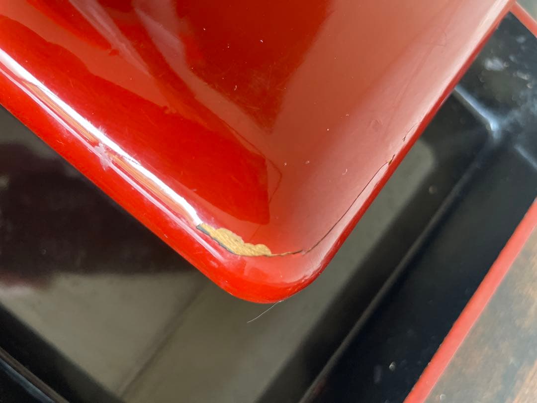 扇形装飾の赤い重箱