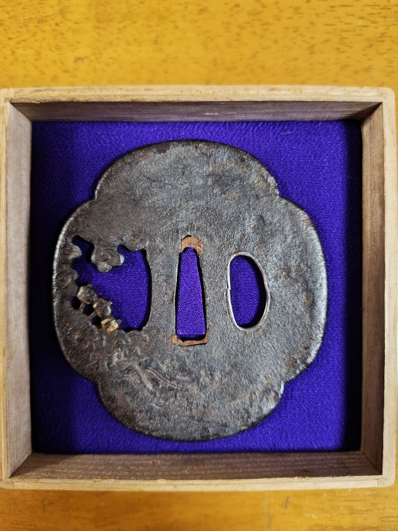 江戸初期　鉄地　透かし鍔、桐箱付