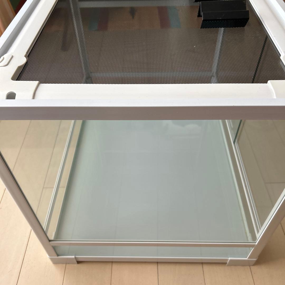 爬虫類飼育ケージ　ガラス製の飼育ケージ、メッシュ蓋付き　流木のおまけ付き❗️