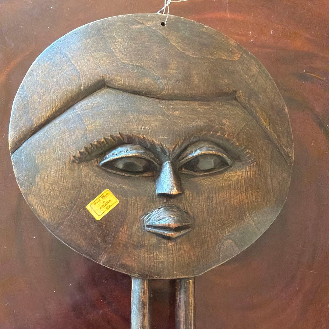 ガーナ　丸顔の太陽月　木製の顔彫刻 アートオブジェ