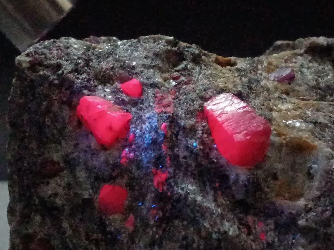 母岩付き　ルビー　1.6kg　原石　コランダム　鉱物標本