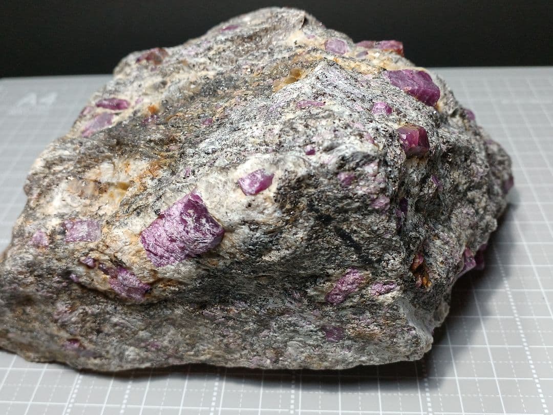 母岩付き　ルビー　1.6kg　原石　コランダム　鉱物標本