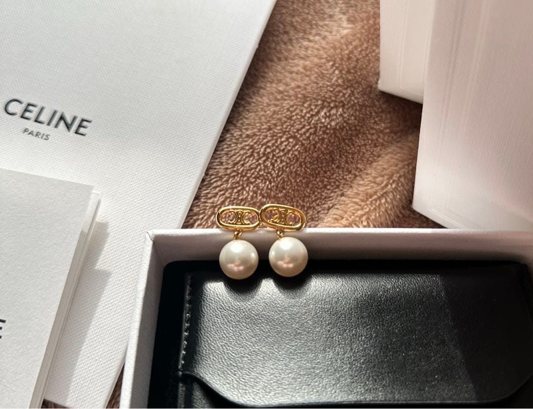 CELINE トリオンフ パールピアス