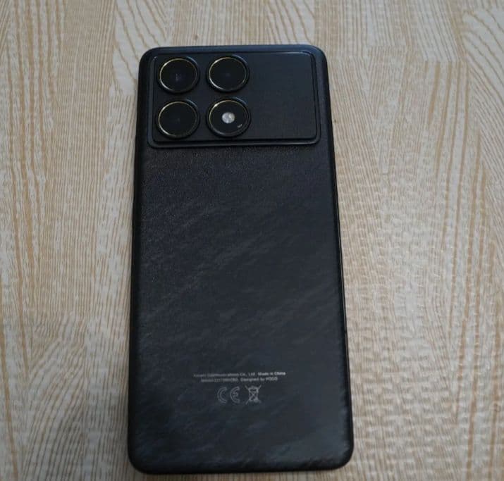 メルカリ特価 国内版 POCO F6 Pro 保護ガラス貼り付け済み