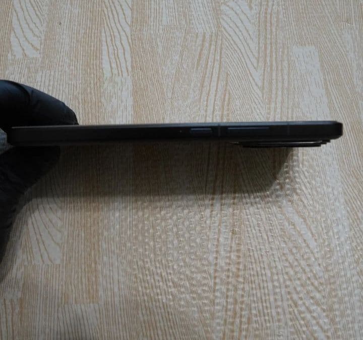 メルカリ特価 国内版 POCO F6 Pro 保護ガラス貼り付け済み