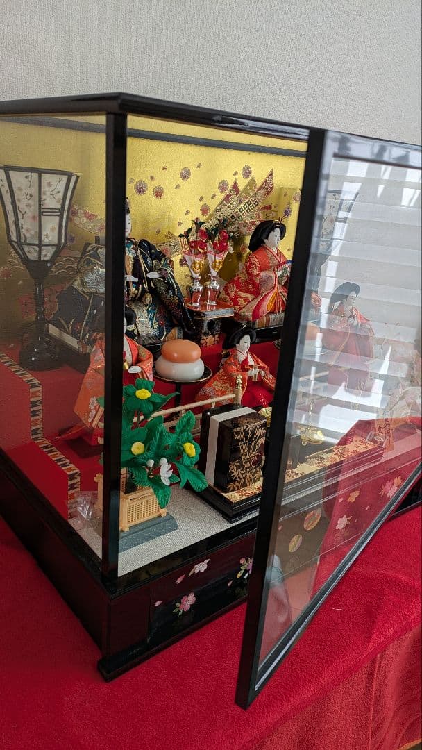 久月　雛人形 五人飾り ケース入り オルゴール・ライト、赤い敷物付き コンパクト