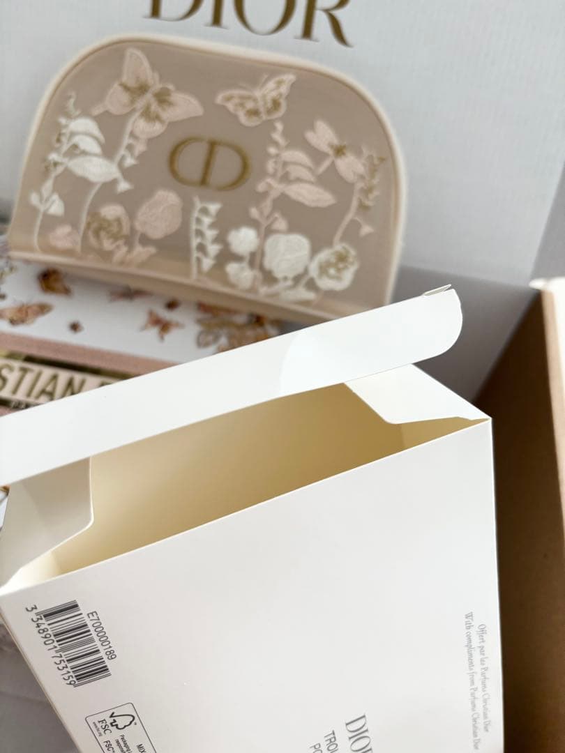 【限定】Dior マザーズデイ 母の日 ノベルティ 刺繍 ポーチ ギフトボックス