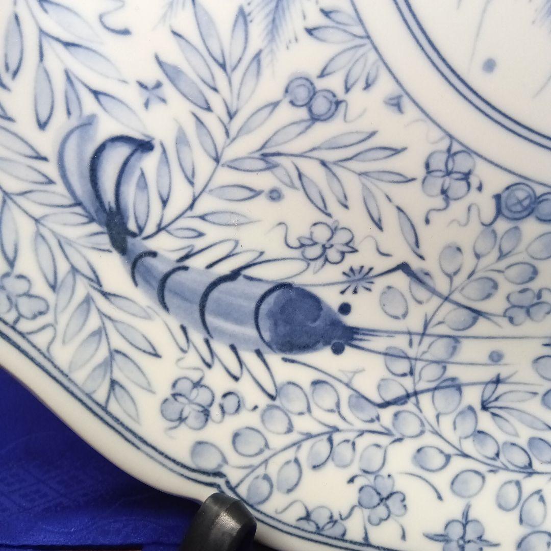 青白いエビ模様の飾皿