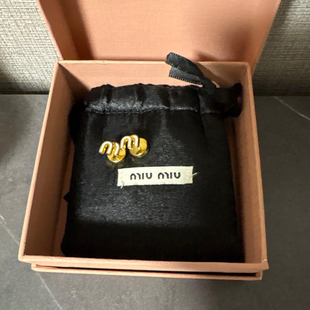 miumiuメタルピアス