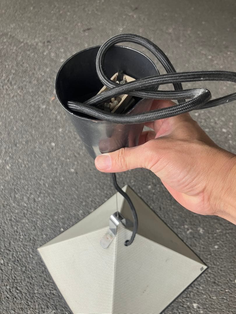 三原昌平　ヤマギワ　金属製 ピラミッド型 ペンダントライト【白色】