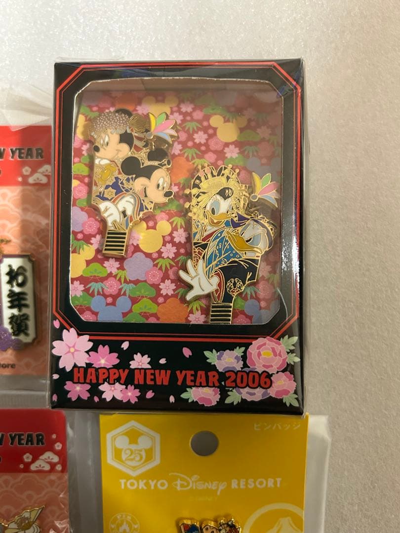 ディズニーストア　ハッピーニューイヤーピンバッジ　2006 まとめ売り