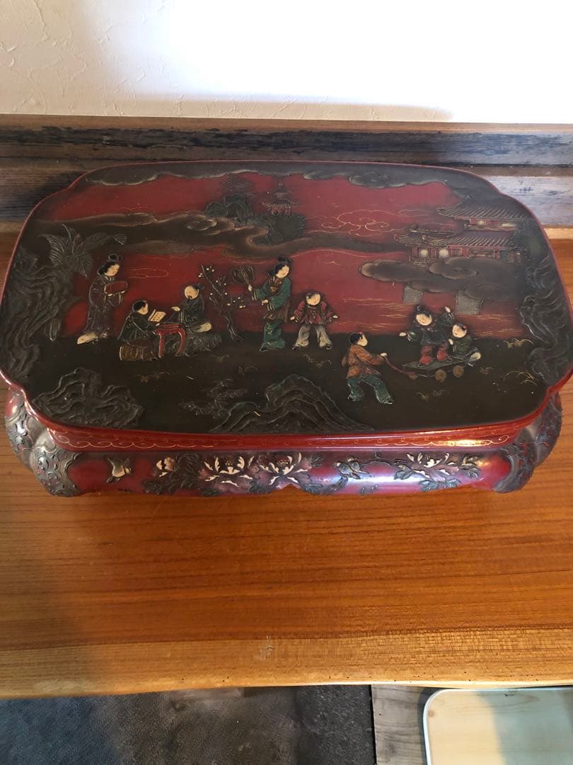 稀少な琉球漆器の逸品　唐子人物文卓台