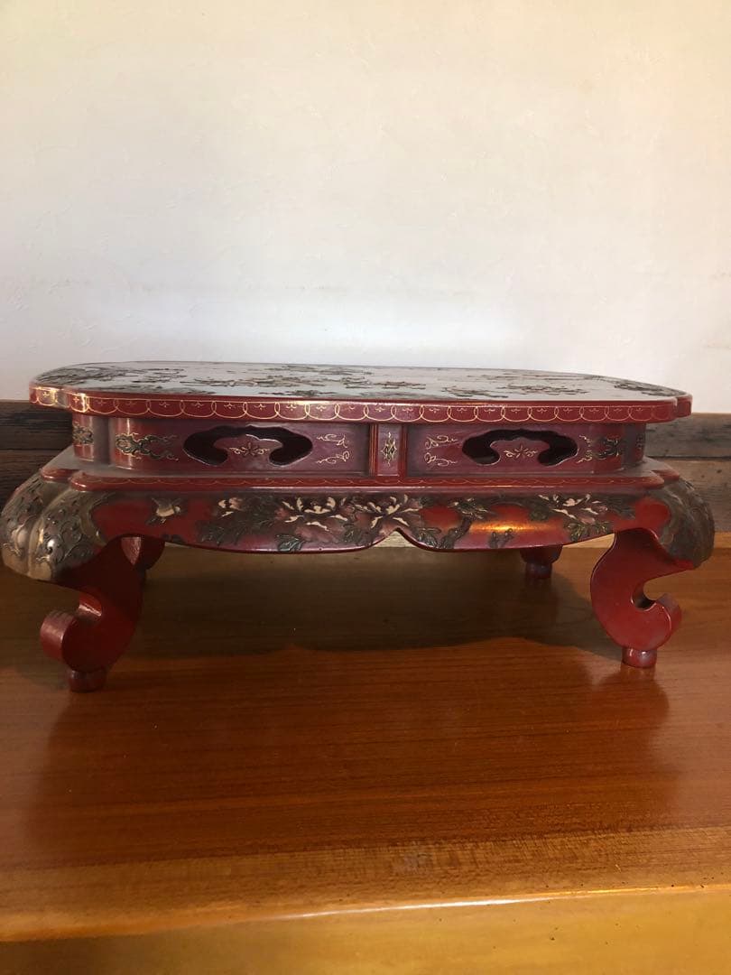 稀少な琉球漆器の逸品　唐子人物文卓台