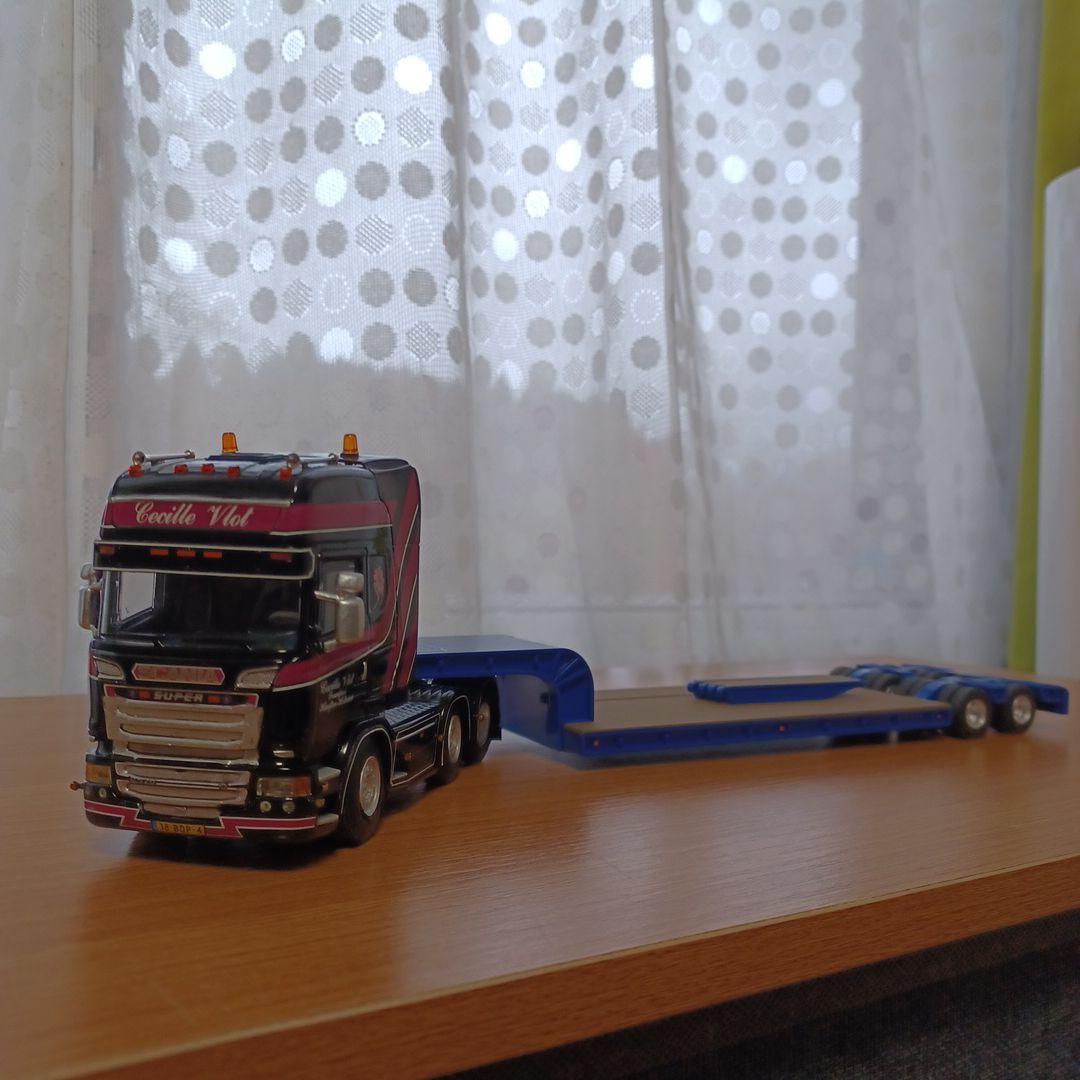 スカニア トラックと青いトレーラー1/50