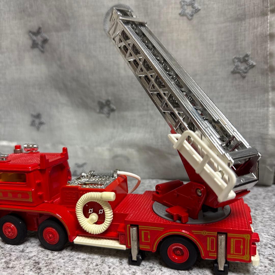 ヒ*ゲ様 トミカダンディ国産車シリーズ002 日野ハシゴ消防車