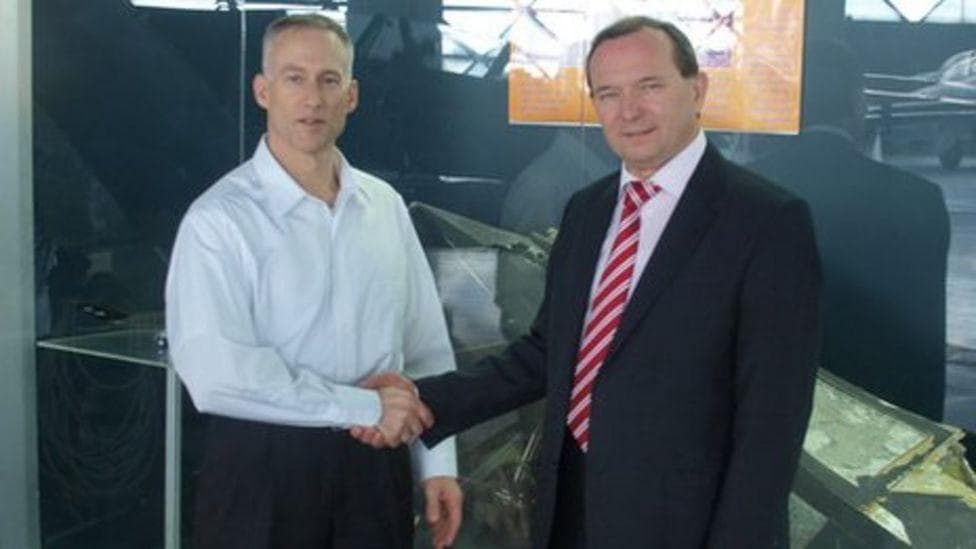 F117ステルス攻撃機(82-0806)　被撃墜機破片？ 1/144 模型付き