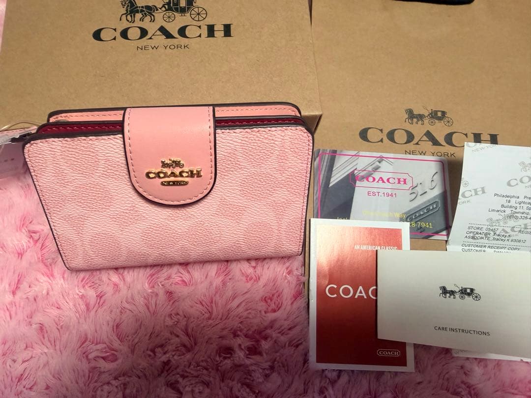 COACH ピンク シグネチャー 二つ折財布 未使用　プレゼントにも！