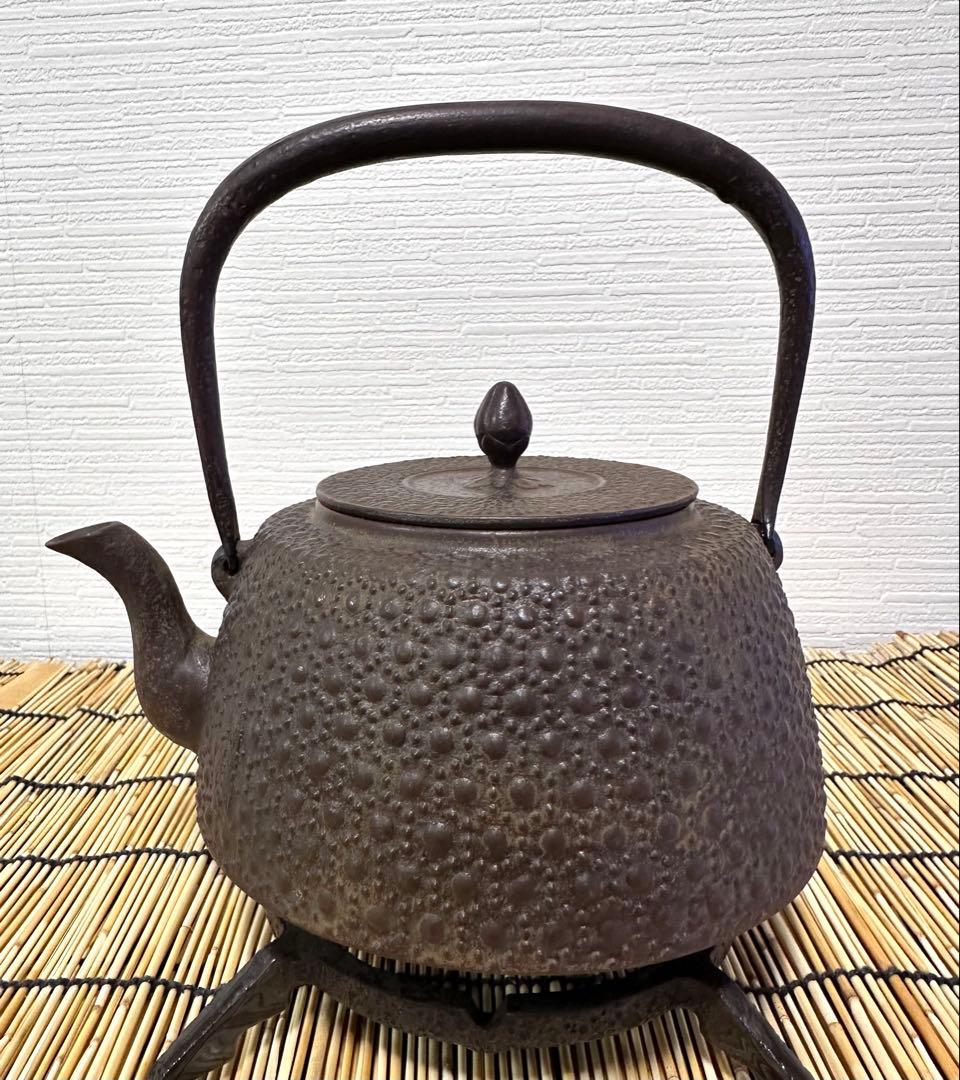 未使用品、タグ付　南部三厳堂　１５型　九重亀甲文様南部鉄瓶　南部鉄器　鉄瓶