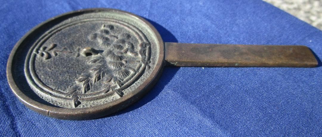 古鏡　天下一　柄鏡　手鏡　小型　0江戸期の初め頃　中に摘みあり　1個