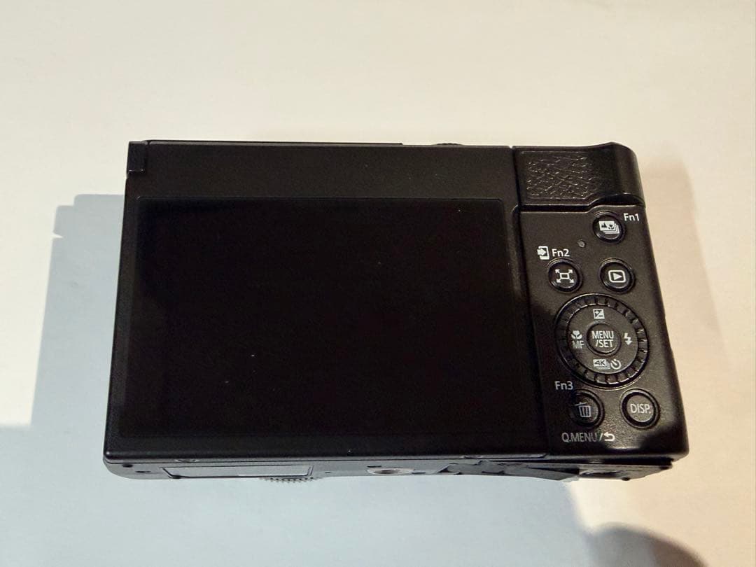 一度使用のほぼ新品　Panasonic LUMIX DC-TZ99 本体と付属品