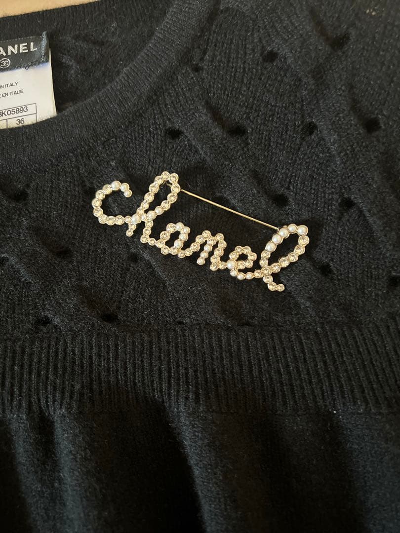 CHANEL パールとクリスタルロゴ型ブローチ