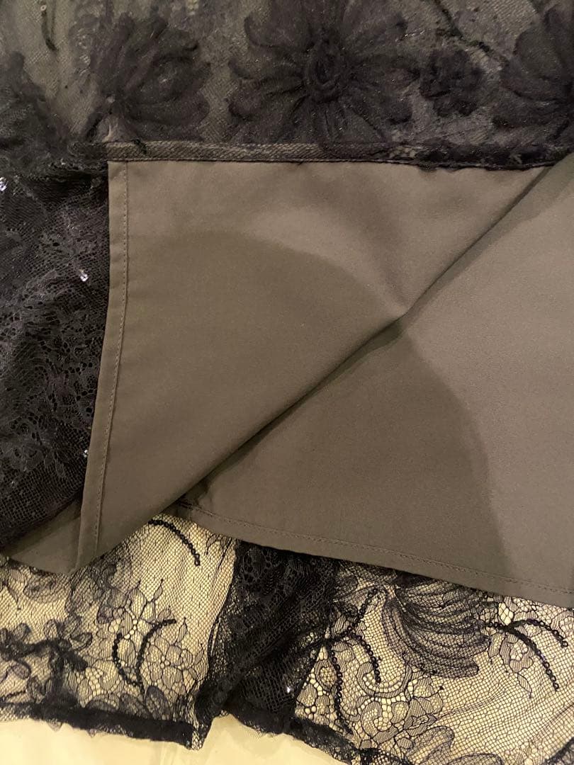 【LEJA】スパンコール刺しゅうレースフレアスリーブスリット入りワンピース